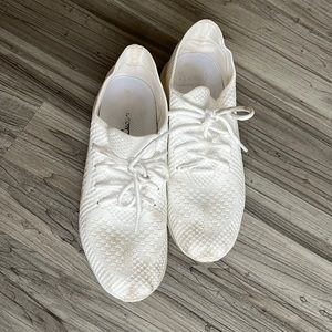 White tennis shoes